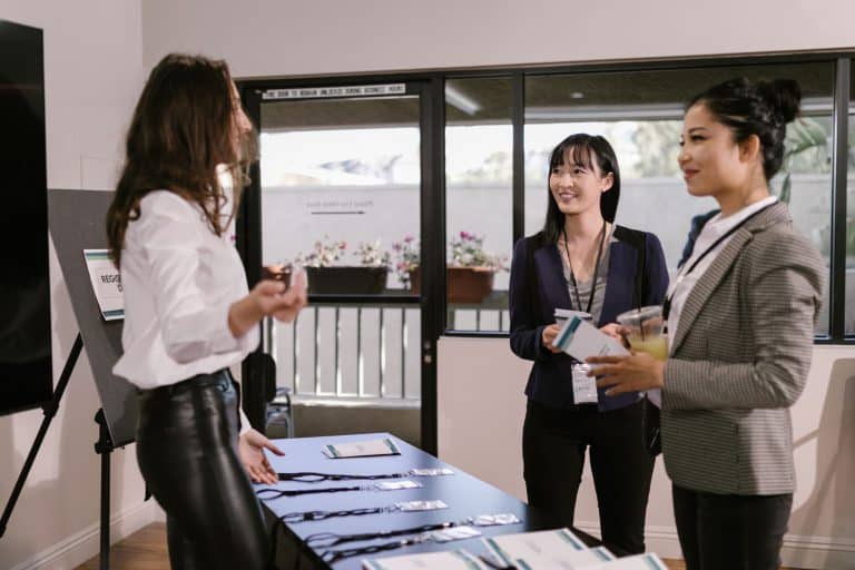 Afterworks professionnels : comment réseauter sans que cela paraisse forcé