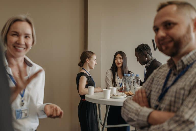 Réseauter quand on est introverti : les stratégies qui fonctionnent